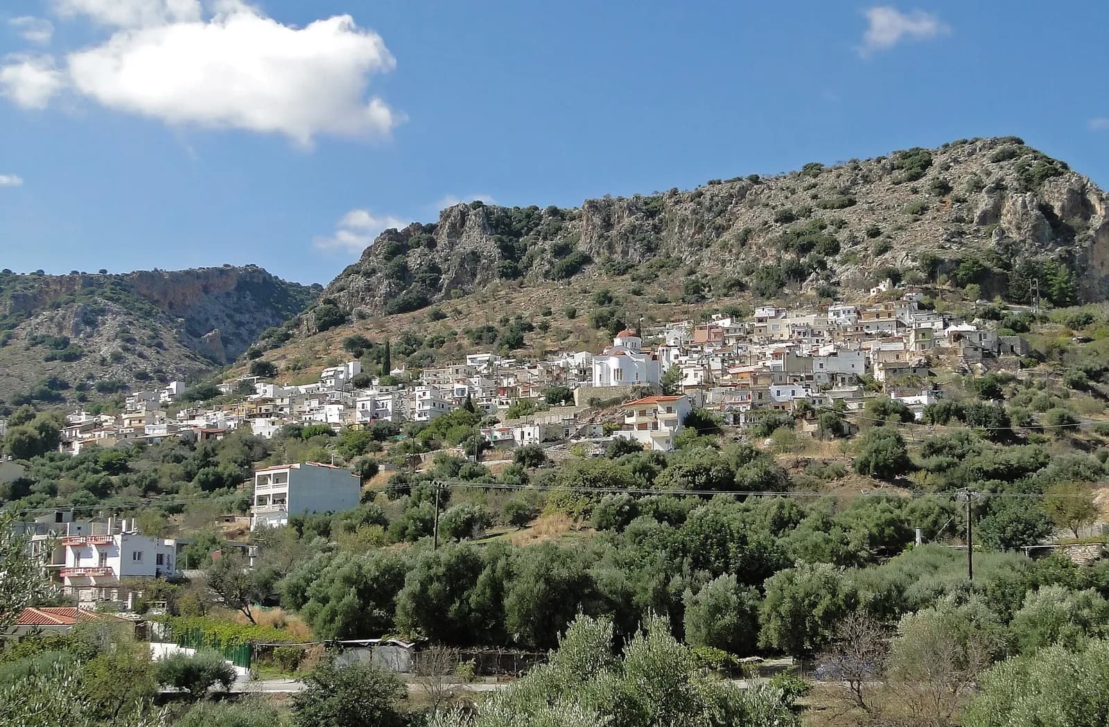 Le village de Kritsa étagé à flanc de montagne au-dessus des oliveraies, dans l'est de la Crète