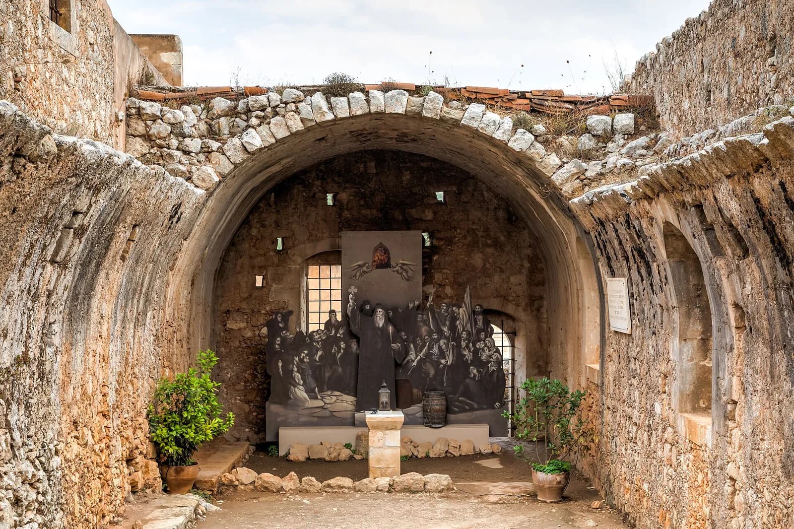 La poudrière éventrée d'Arkadi, où les défenseurs se firent sauter en 1866, devenue lieu de mémoire
