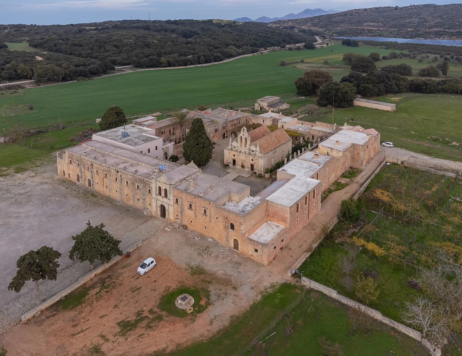 Vue aérienne du monastère d'Arkadi, son enceinte carrée et son église au milieu du plateau verdoyant
