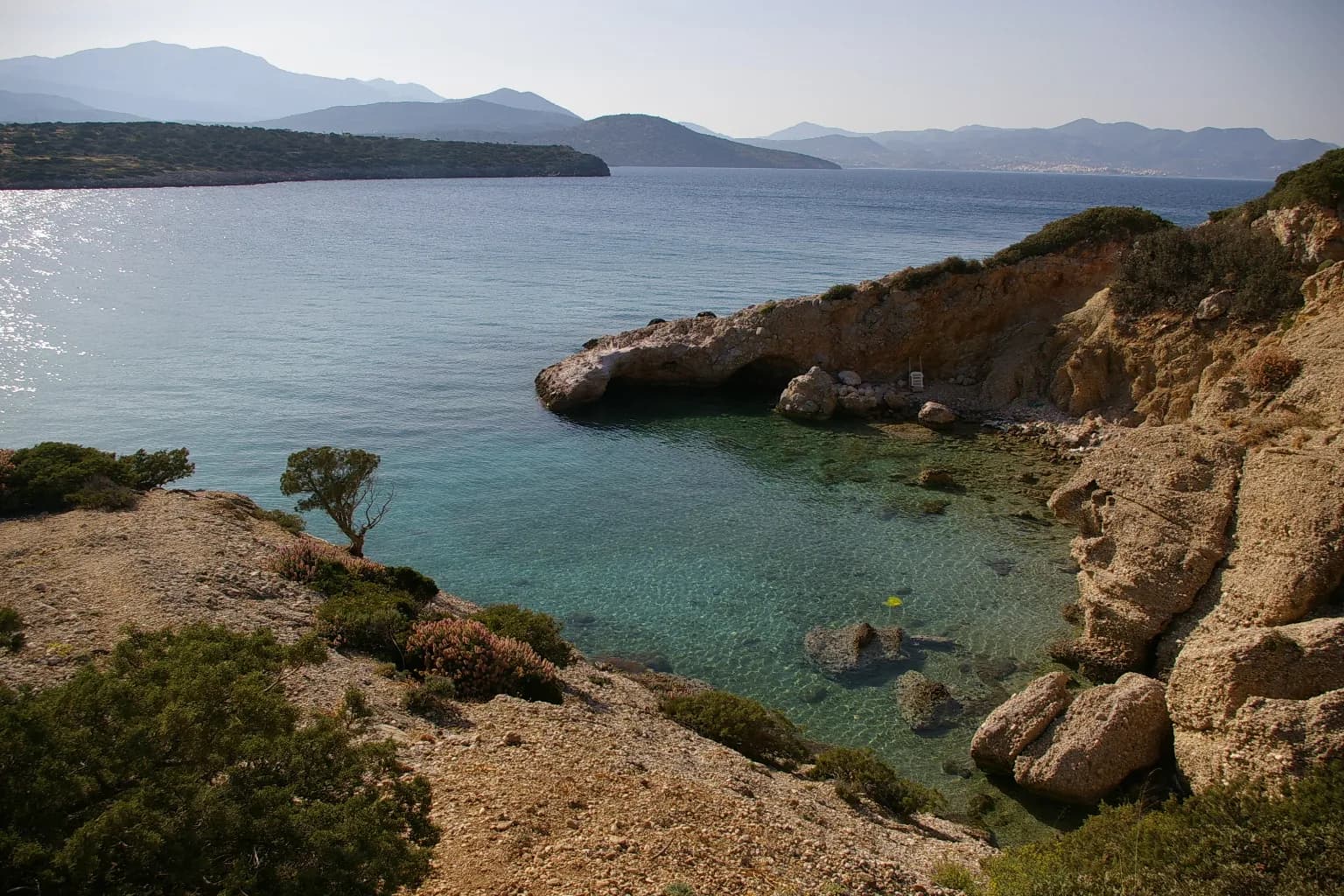 Une crique rocheuse aux eaux transparentes dans la baie d'Istro, sur la rive ouest du golfe de Mirabello