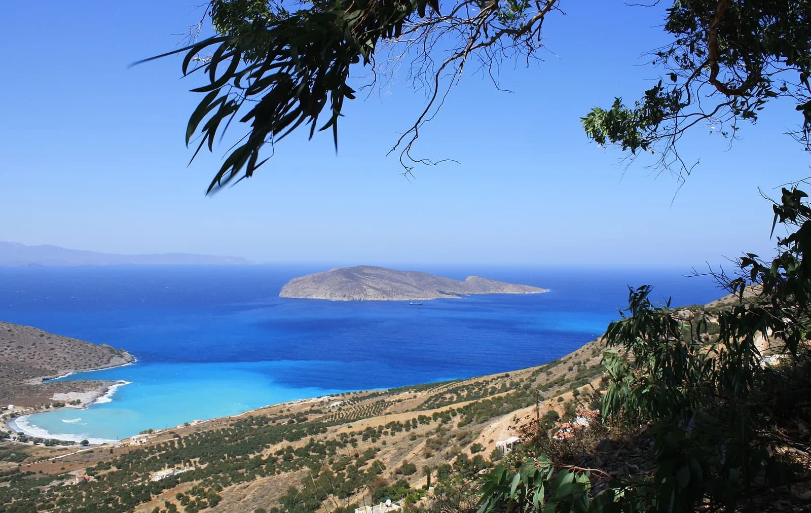L'îlot de Pseira au large et, en contrebas, la plage de Tholos près de Kavousi aux eaux turquoise