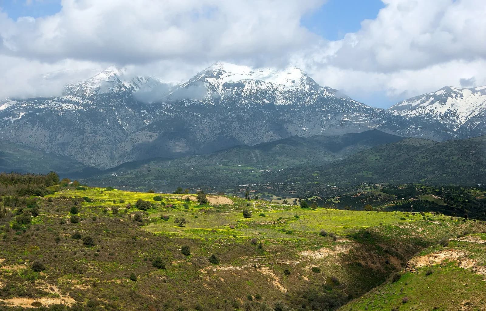Les sommets enneigés du massif du Psiloritis (mont Ida) vus depuis le site de Phaistos