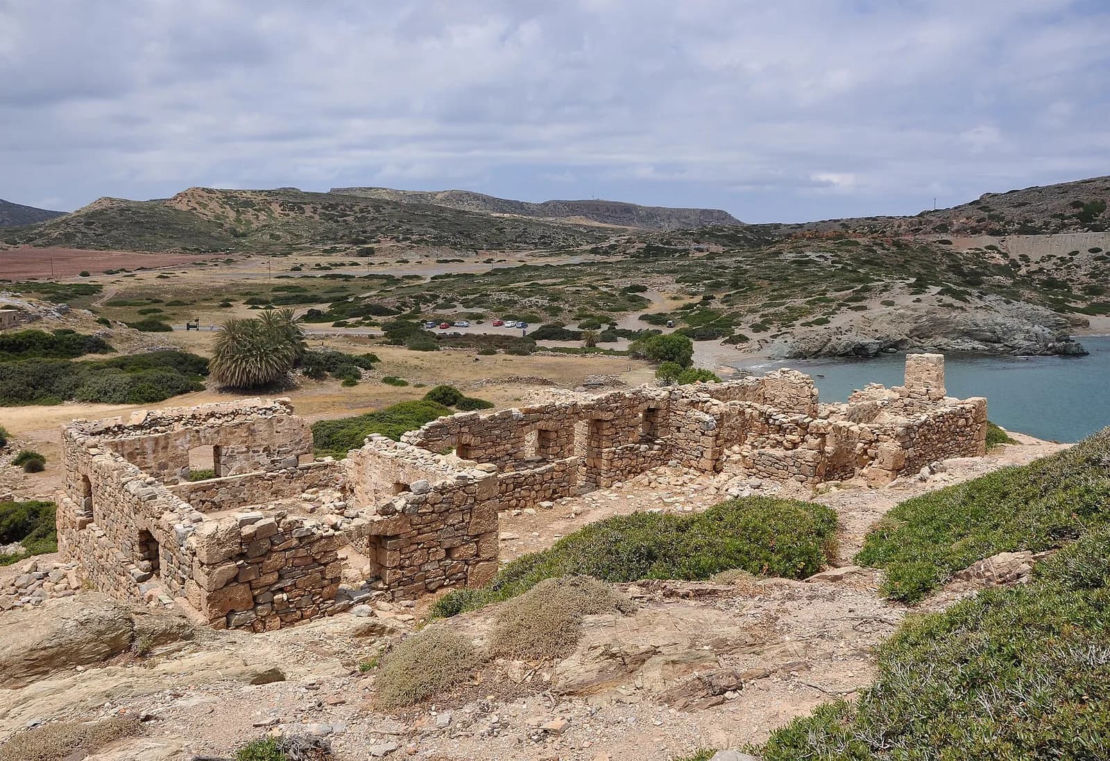 Les murs en pierre du site antique d'Itanos face à une baie, dans le paysage sec du cap Sidero
