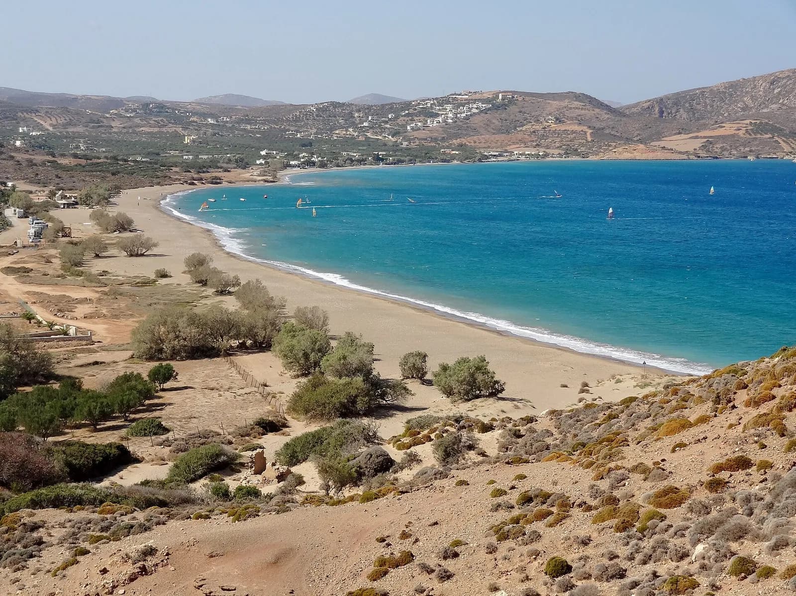 La longue plage de Kouremenos près de Palaikastro, sa baie bleue prisée des véliplanchistes