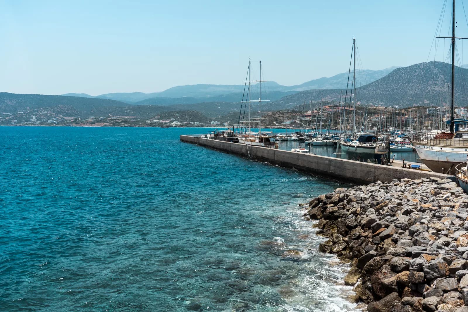 La marina d'Agios Nikolaos et sa digue de pierre dans le golfe de Mirabello, à l'est de l'île