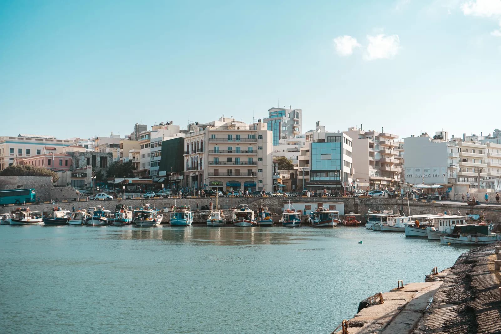 Bateaux amarrés dans le port d'Héraklion, devant les immeubles du front de mer du centre-ville