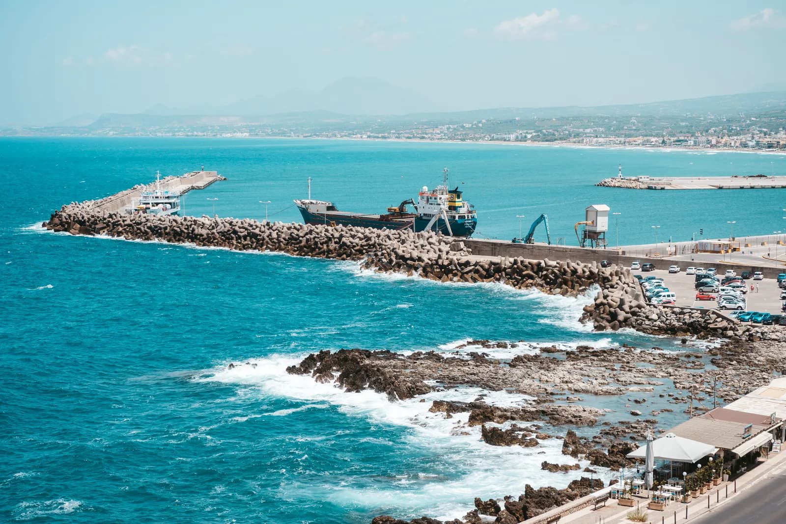 Le port de Réthymnon et sa longue digue, vus depuis la forteresse, avec la côte nord à l'horizon