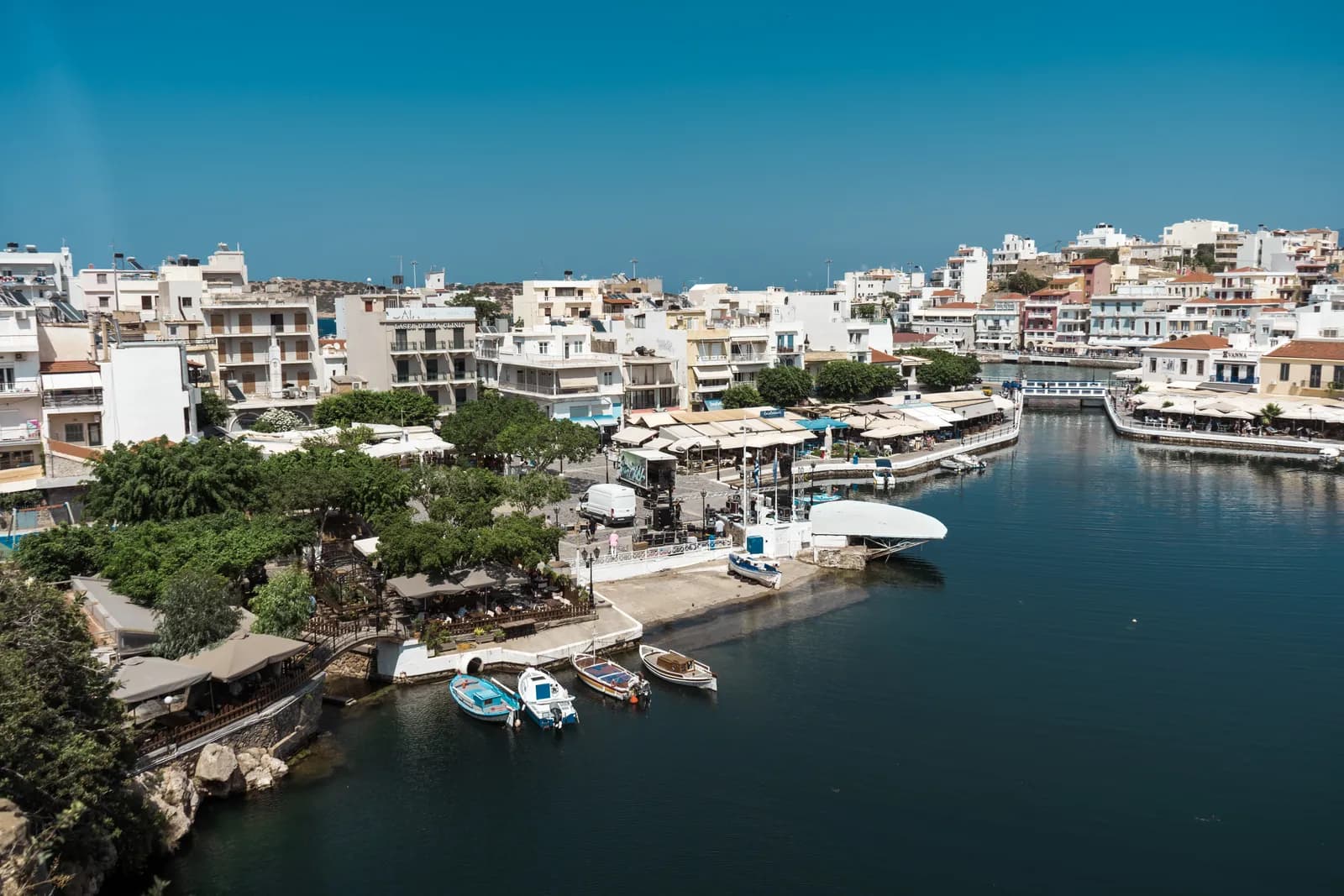 Le lac Voulismeni vu d'en haut, avec ses barques, ses tavernes et le canal qui le relie au port