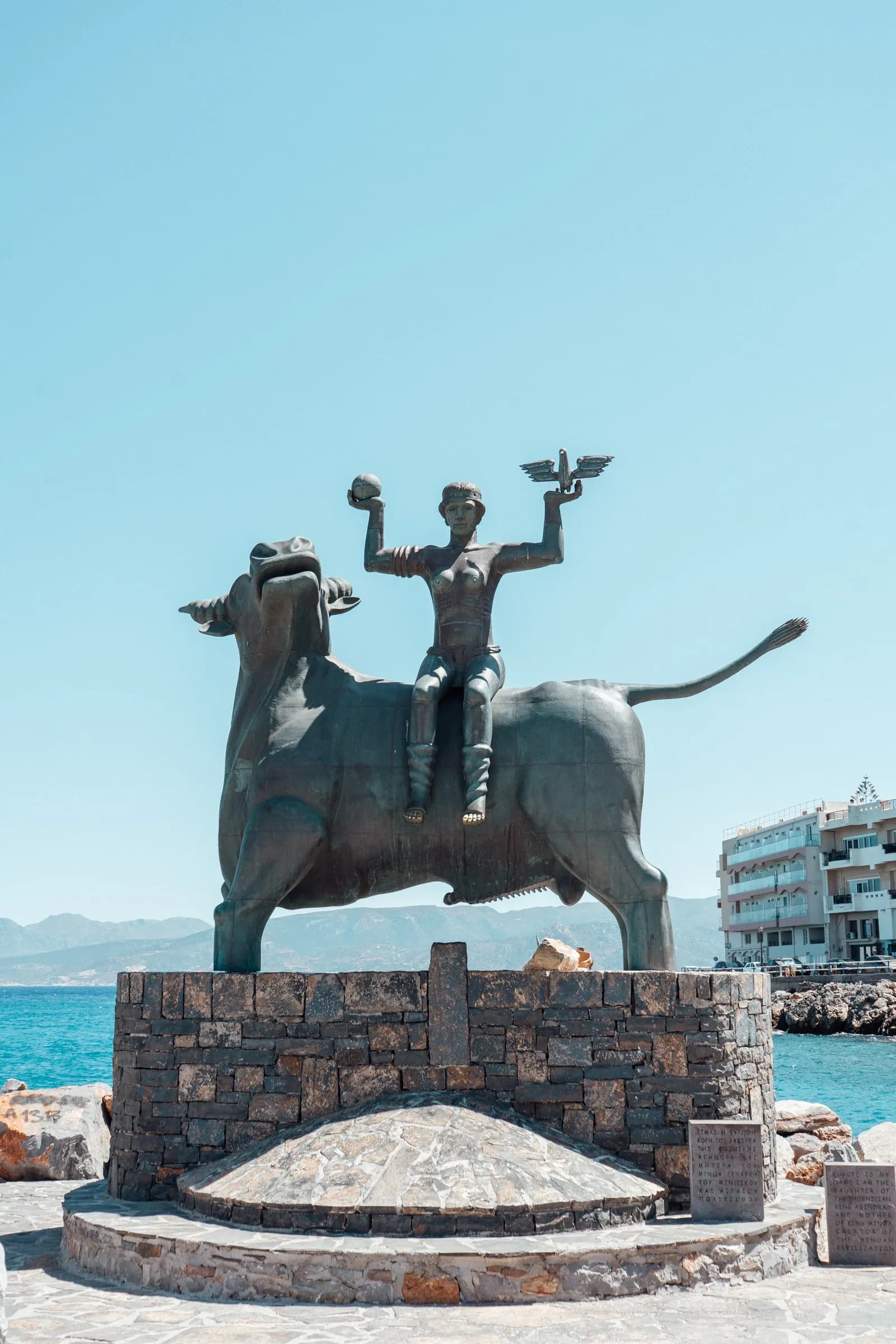 La statue en bronze d'Europe chevauchant le taureau, à l'entrée du port d'Agios Nikolaos