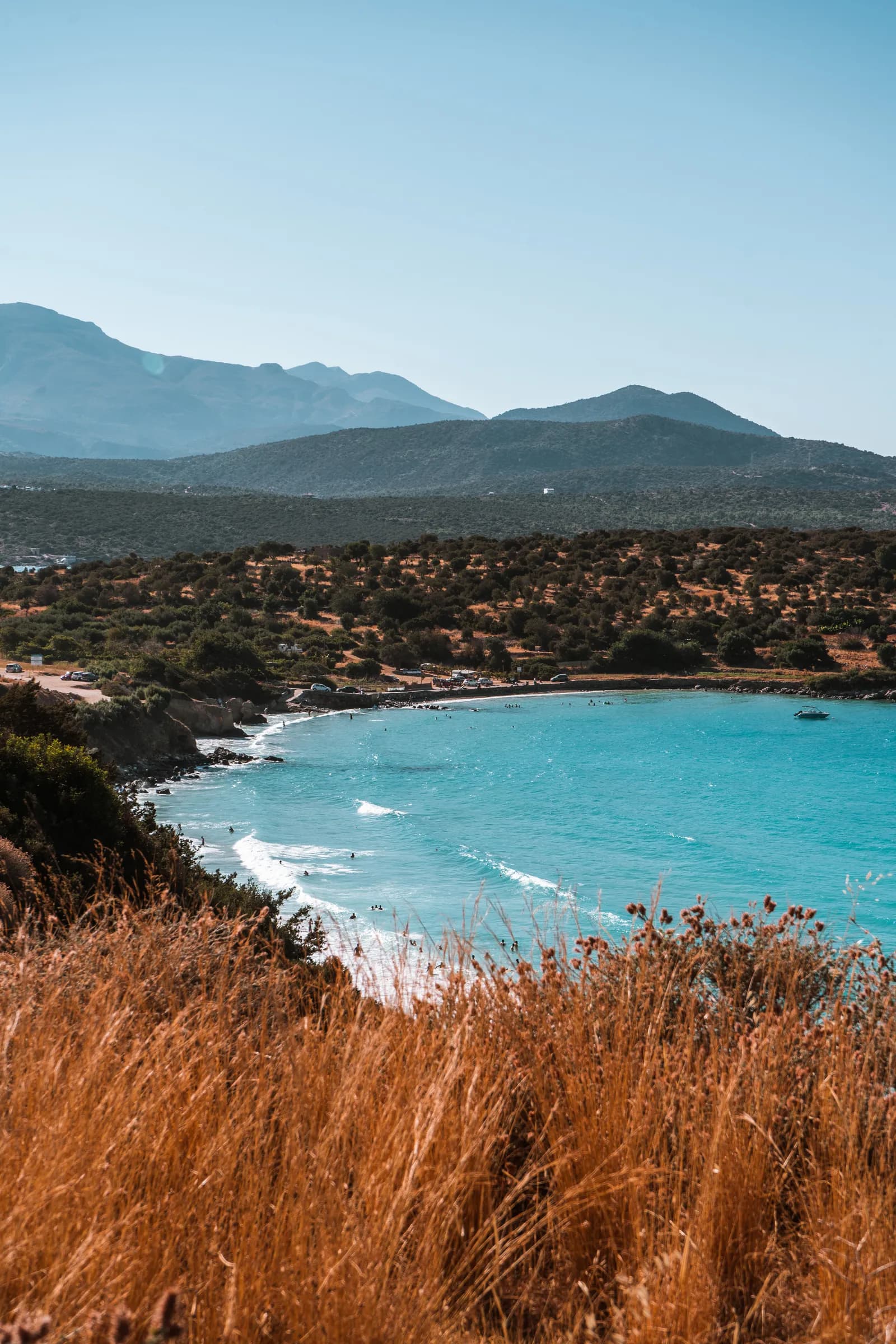 Baie turquoise près d'Istro vue des hauteurs, entre herbes sèches dorées et montagnes