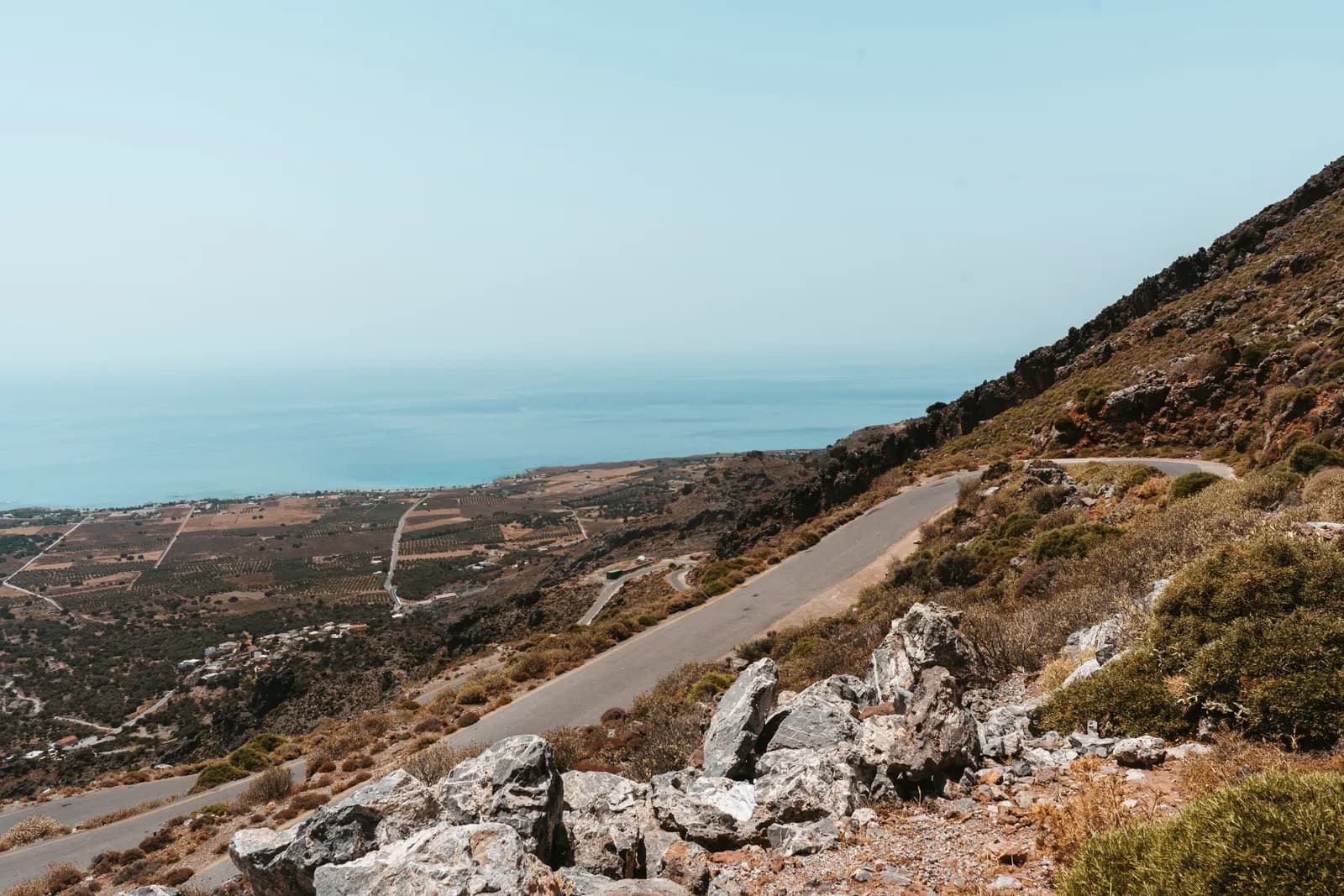 Route de montagne qui serpente au-dessus de la plaine côtière et de la mer de Libye, sur la route de Sfakia