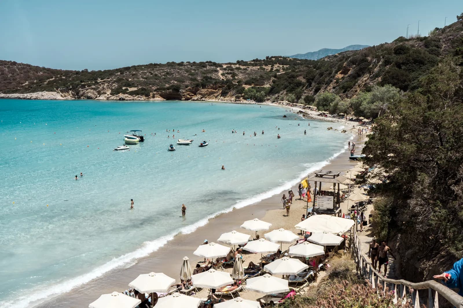La plage de Voulisma et ses parasols au bord d'une eau turquoise, dans le golfe de Mirabello