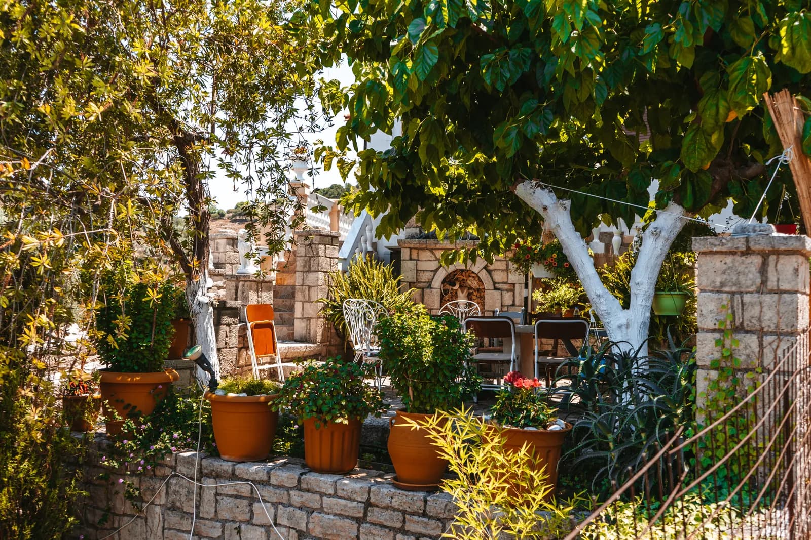 Terrasse fleurie d'une maison d'hôtes en pierre à Argiroupolis, dans l'arrière-pays de Réthymnon