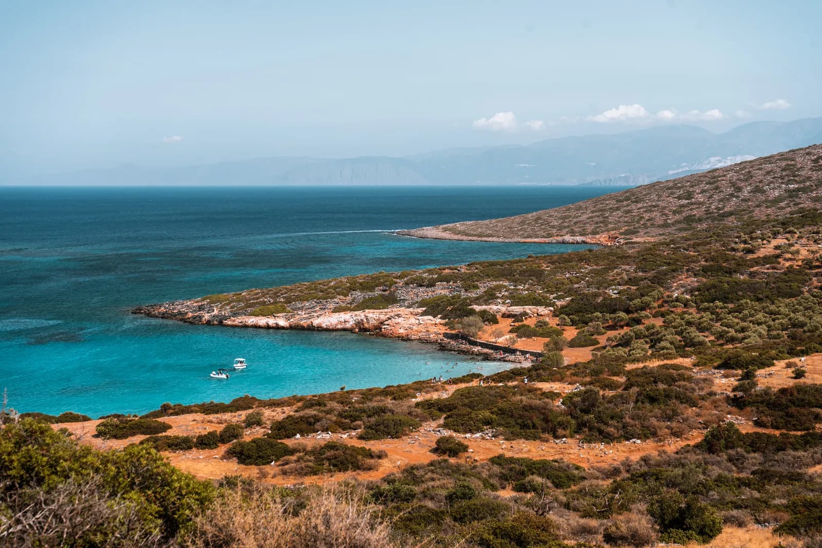 Côte sauvage du golfe de Mirabello près d'Elounda, entre garrigue, criques turquoise et montagnes
