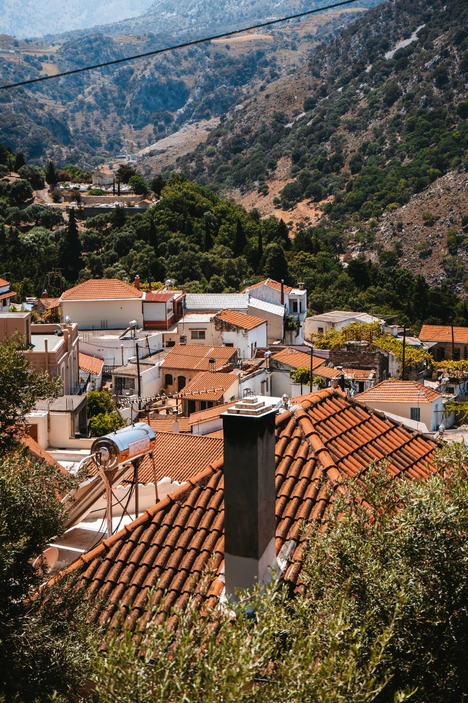 Toits de tuiles du village de montagne d'Argiroupolis au pied d'une vallée encaissée, près de Réthymnon