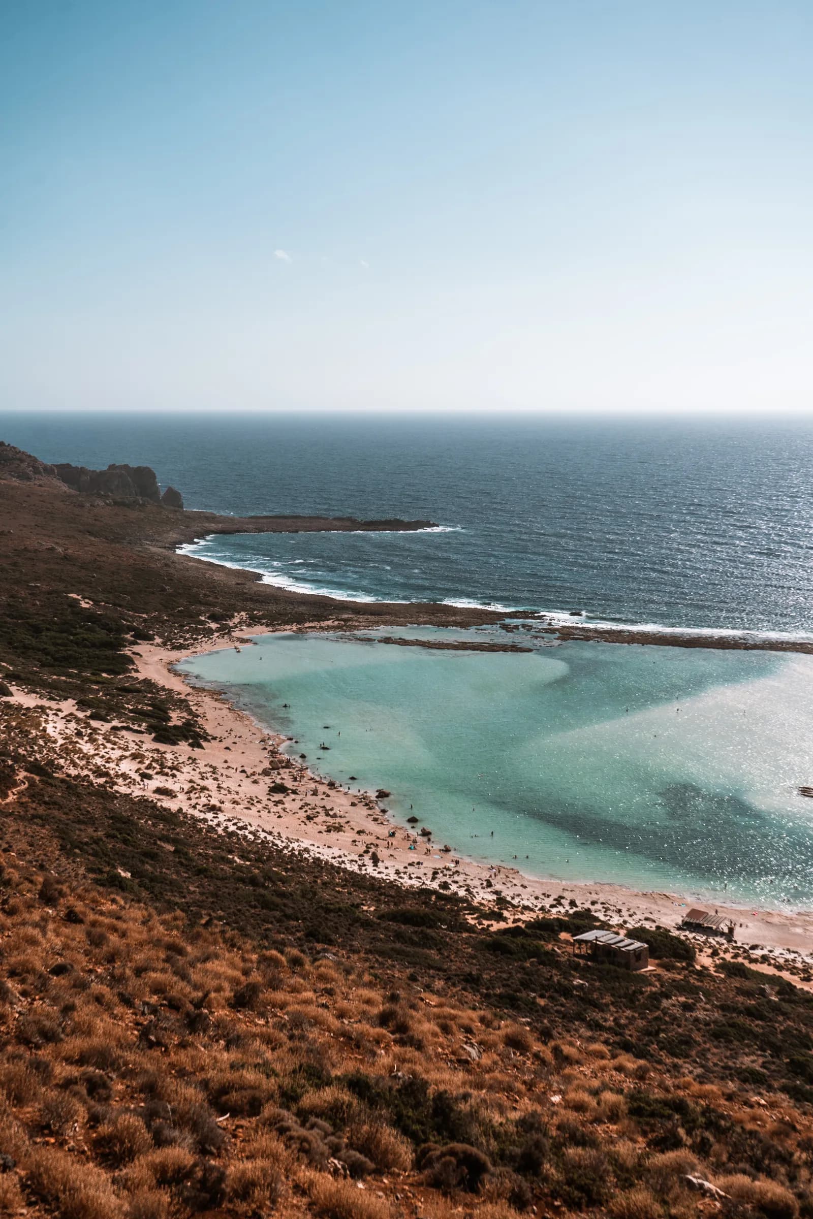 Le lagon de Balos et ses eaux turquoise peu profondes, vus depuis le sentier qui descend du parking