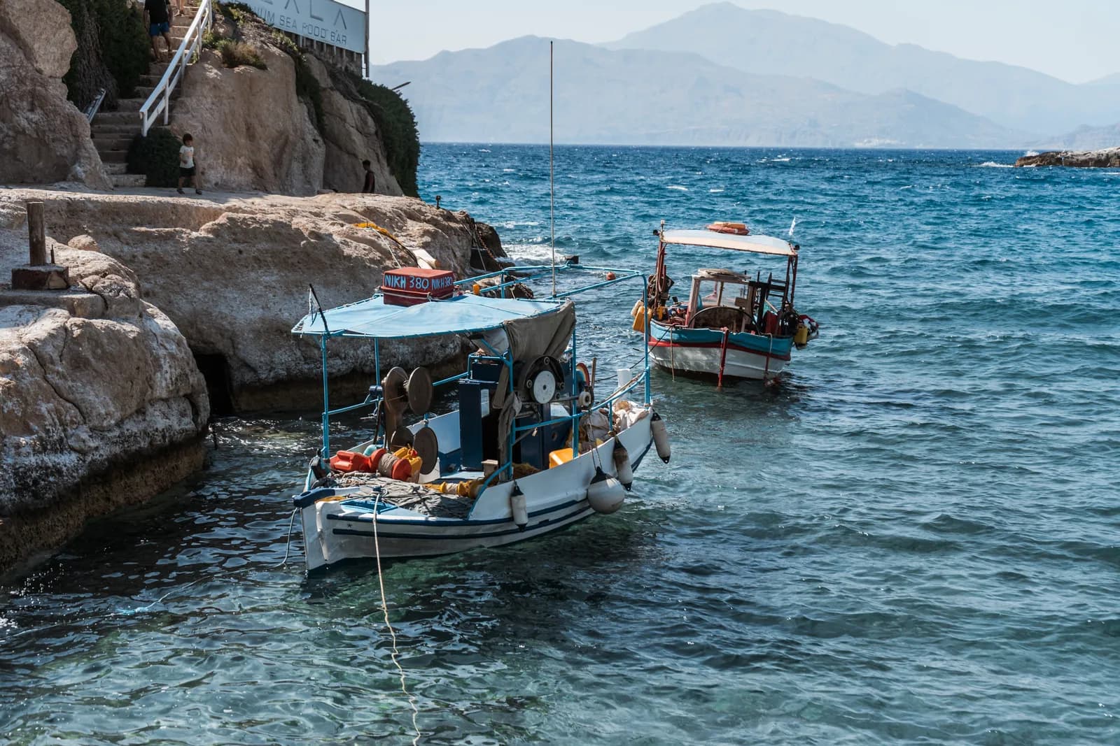 Barques de pêche colorées au pied des rochers de Matala, sur la côte sud baignée par la mer de Libye