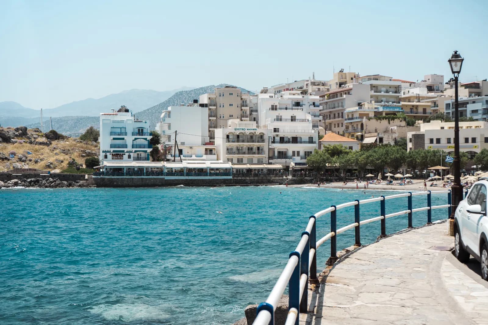 Front de mer d'Agios Nikolaos et son eau turquoise, sur la côte nord de la Crète tournée vers la mer Égée