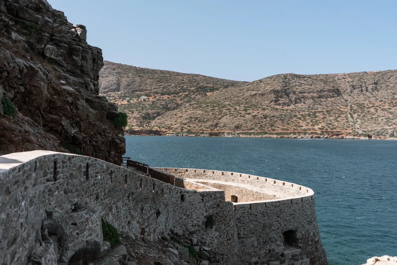 Bastion circulaire de la forteresse vénitienne de Spinalonga au-dessus des eaux du golfe d'Elounda
