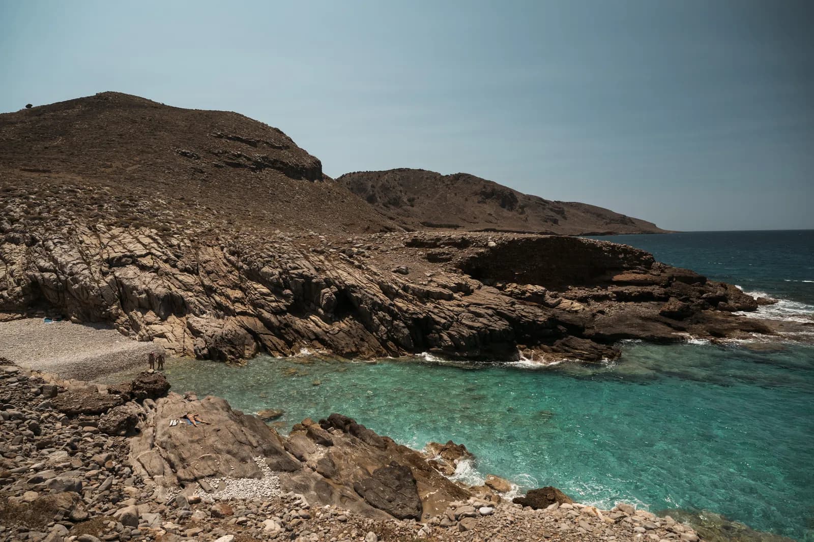 Crique rocheuse aux eaux turquoise sur la côte nord-est de la Crète, au nord de Plaka