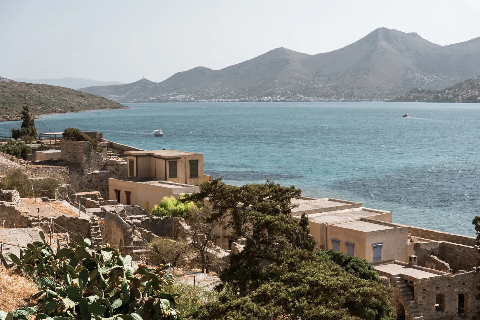 Les maisons restaurées de l'ancienne léproserie de Spinalonga dominant le golfe et les montagnes