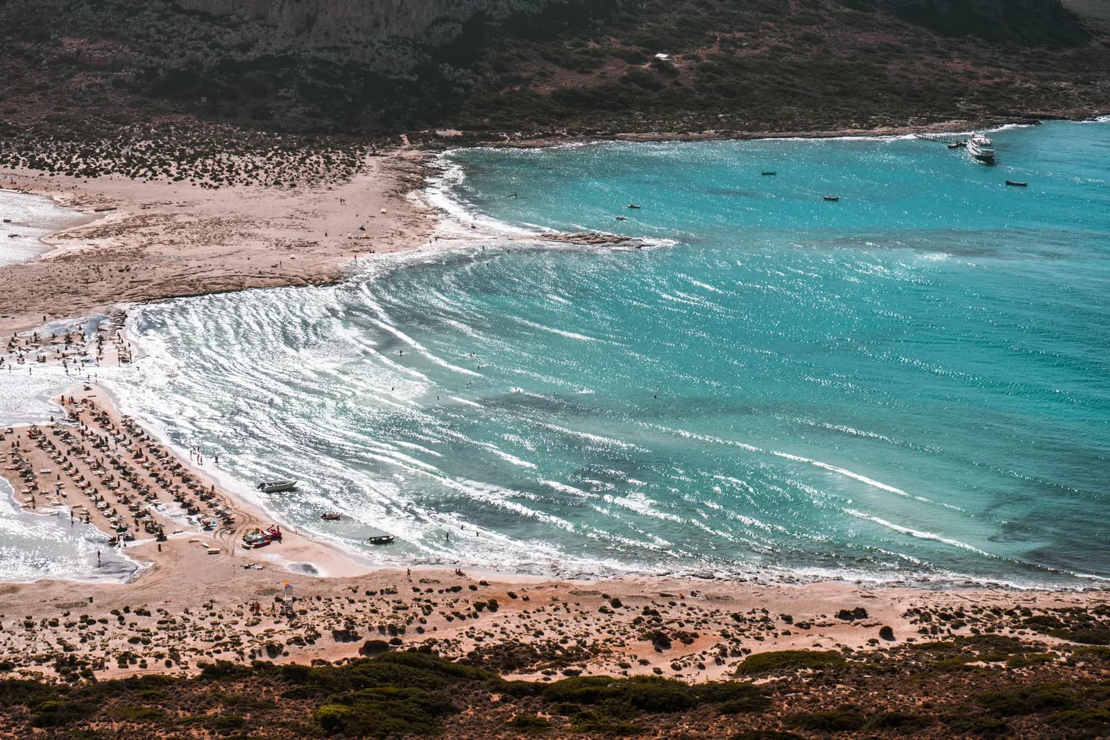 Vagues dessinant des motifs sur le lagon de Balos, entre bancs de sable et eaux turquoise
