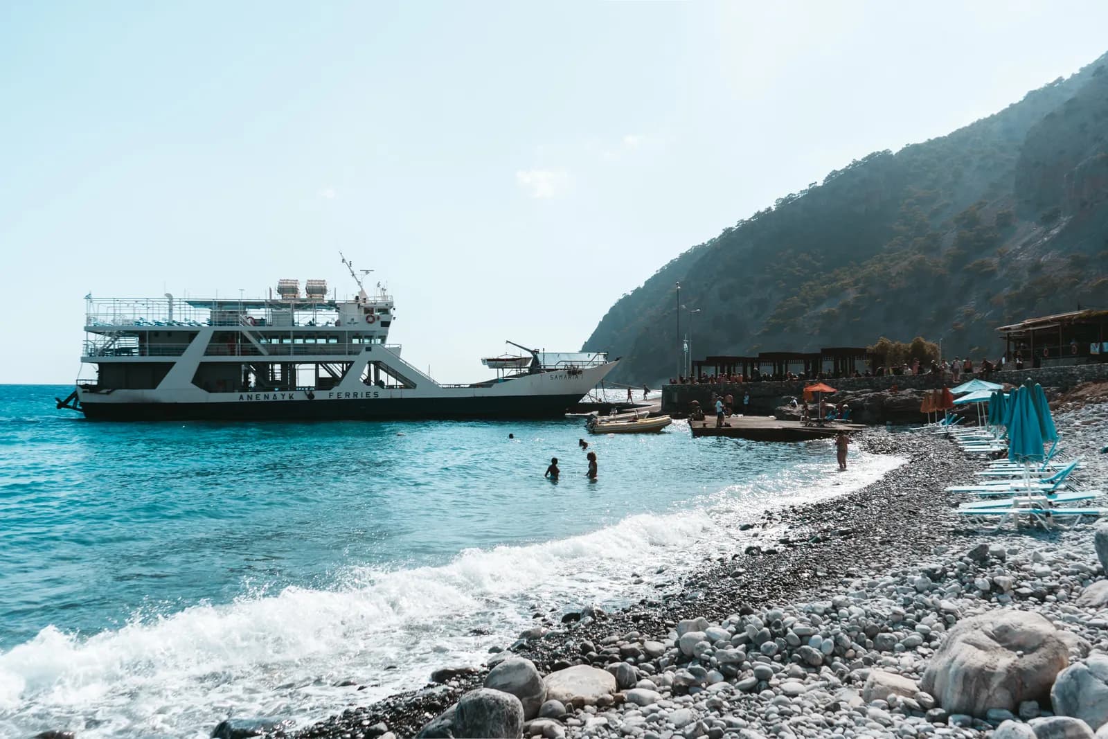 Ferry de la côte sud accosté à la plage de galets d'Agia Roumeli, au pied des montagnes