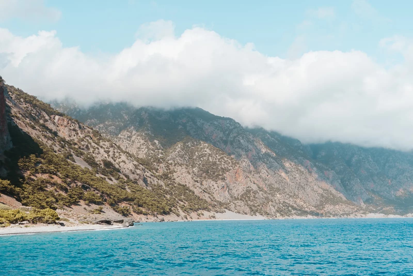 Côte sud sauvage de la Crète au pied des Montagnes Blanches, mer de Libye d'un bleu intense