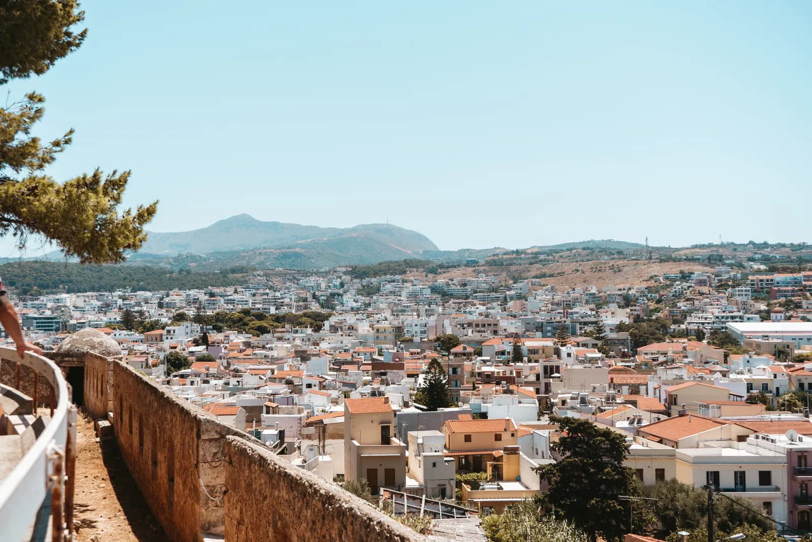 Les toits de la vieille ville de Réthymnon vus depuis les remparts de la Fortezza vénitienne