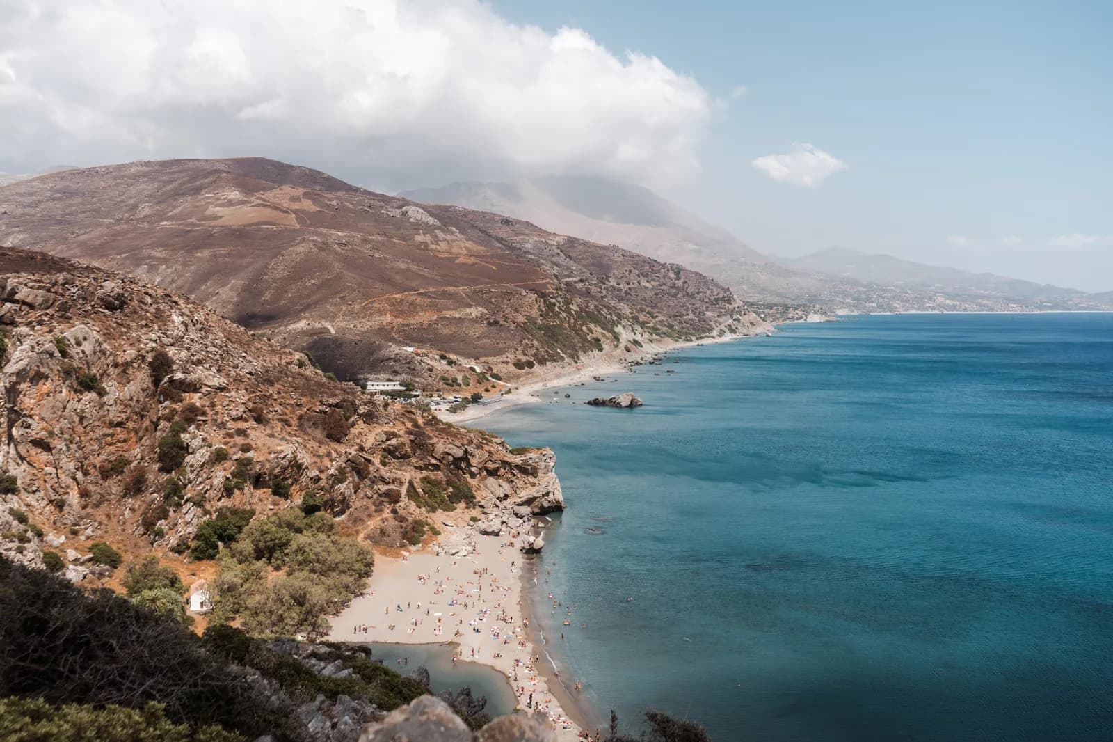 La plage de Preveli au débouché de sa gorge, vue d'en haut, et la côte sud qui file vers l'ouest