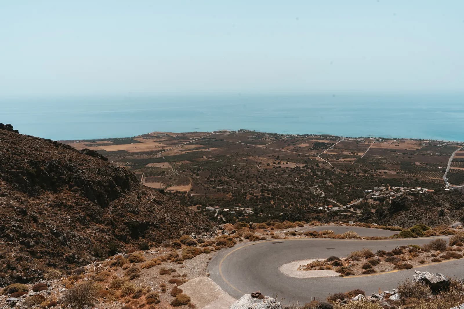 Route de montagne en lacets qui descend vers la plaine côtière et la mer de Libye, dans la région de Sfakia
