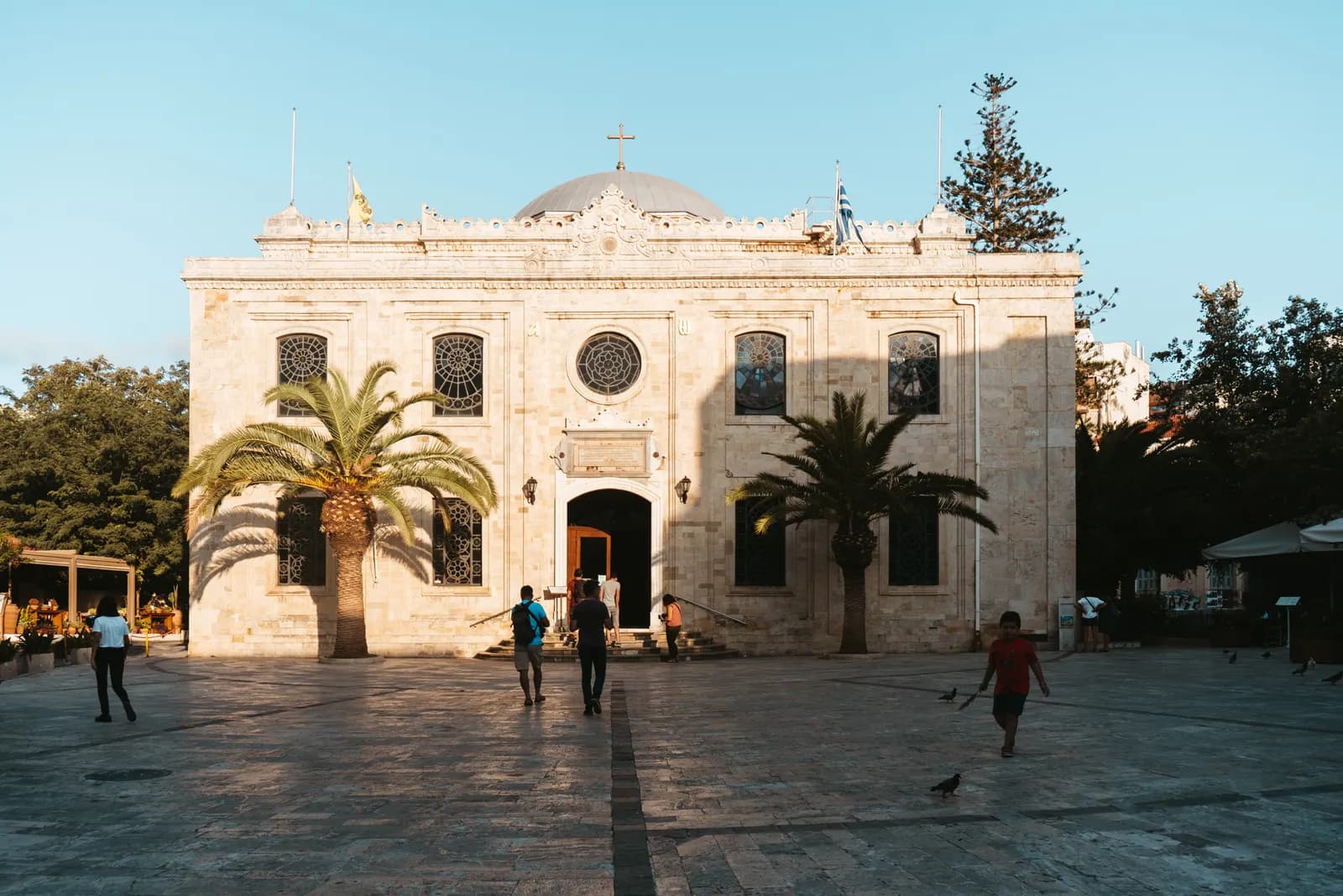 L'église Agios Titos et ses palmiers sur une place d'Héraklion, ville animée toute l'année