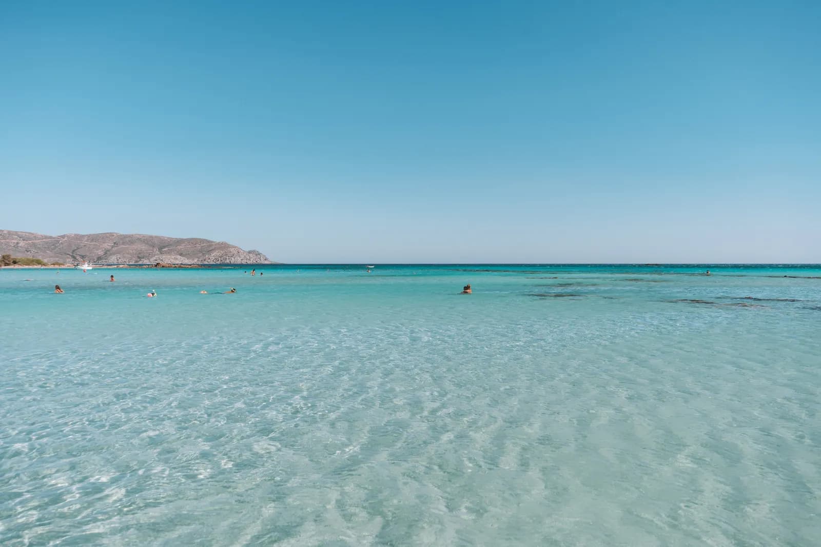 Eau turquoise et transparente sur les hauts-fonds sableux de la plage d'Elafonissi, au sud-ouest de la Crète