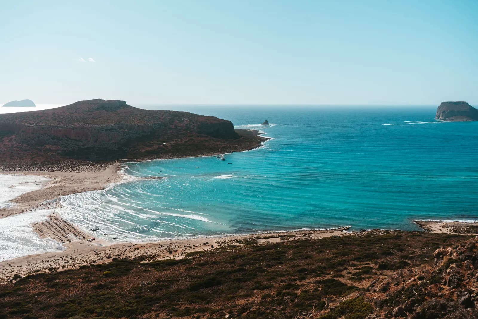Le lagon de Balos et ses eaux turquoise vus du sentier, face au cap Tigani et à l'île de Gramvousa