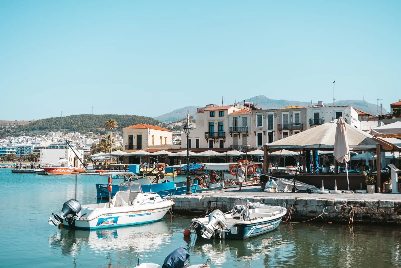Le vieux port vénitien de Réthymnon, ses barques et ses façades colorées au pied des collines