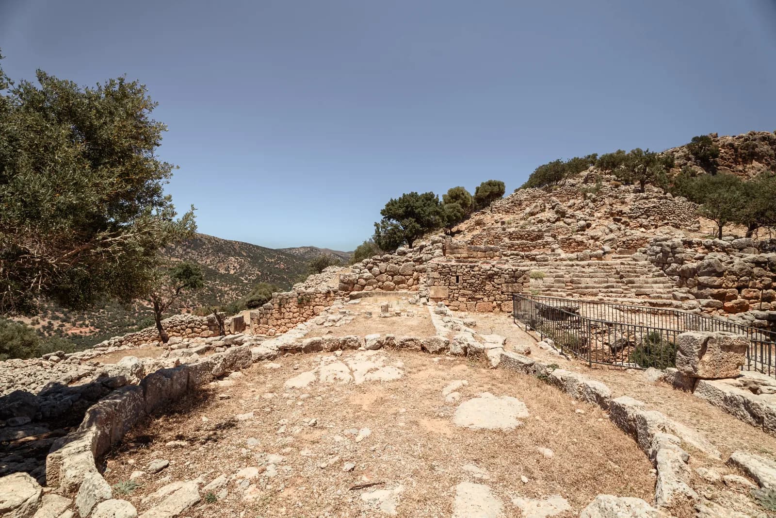 L'agora de Lato et le grand escalier menant au prytanée, entre les murs de pierre de la cité