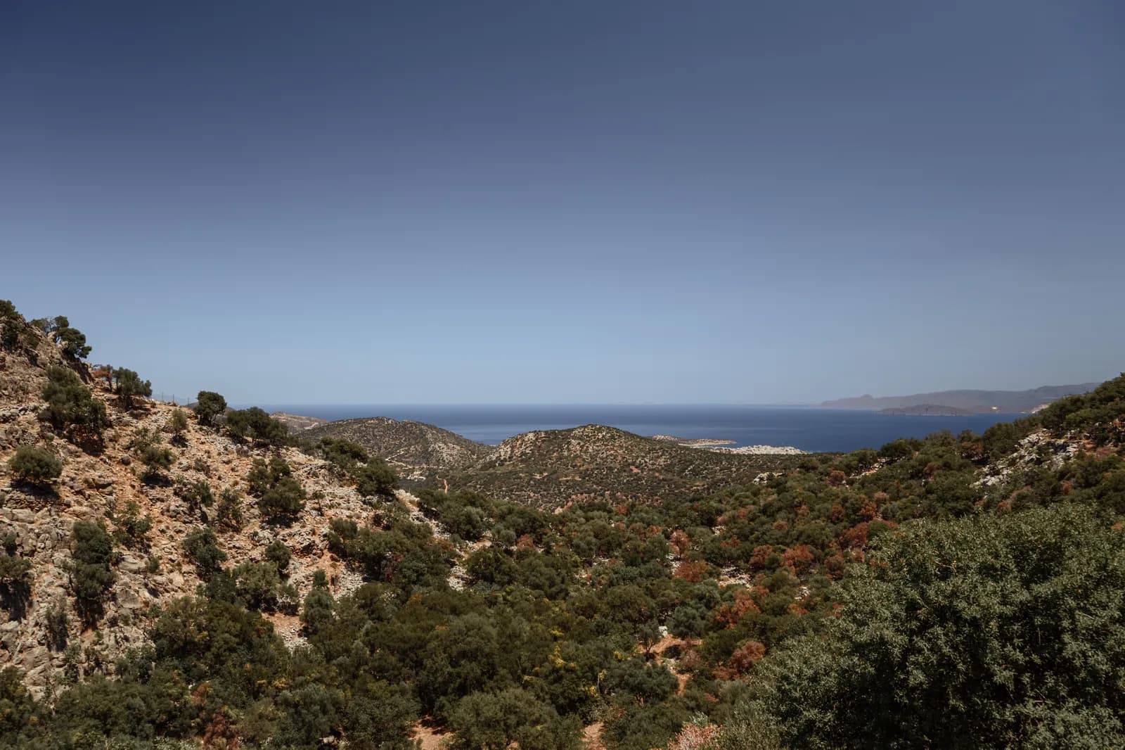 Collines de garrigue descendant vers le golfe de Mirabello depuis le site antique de Lato