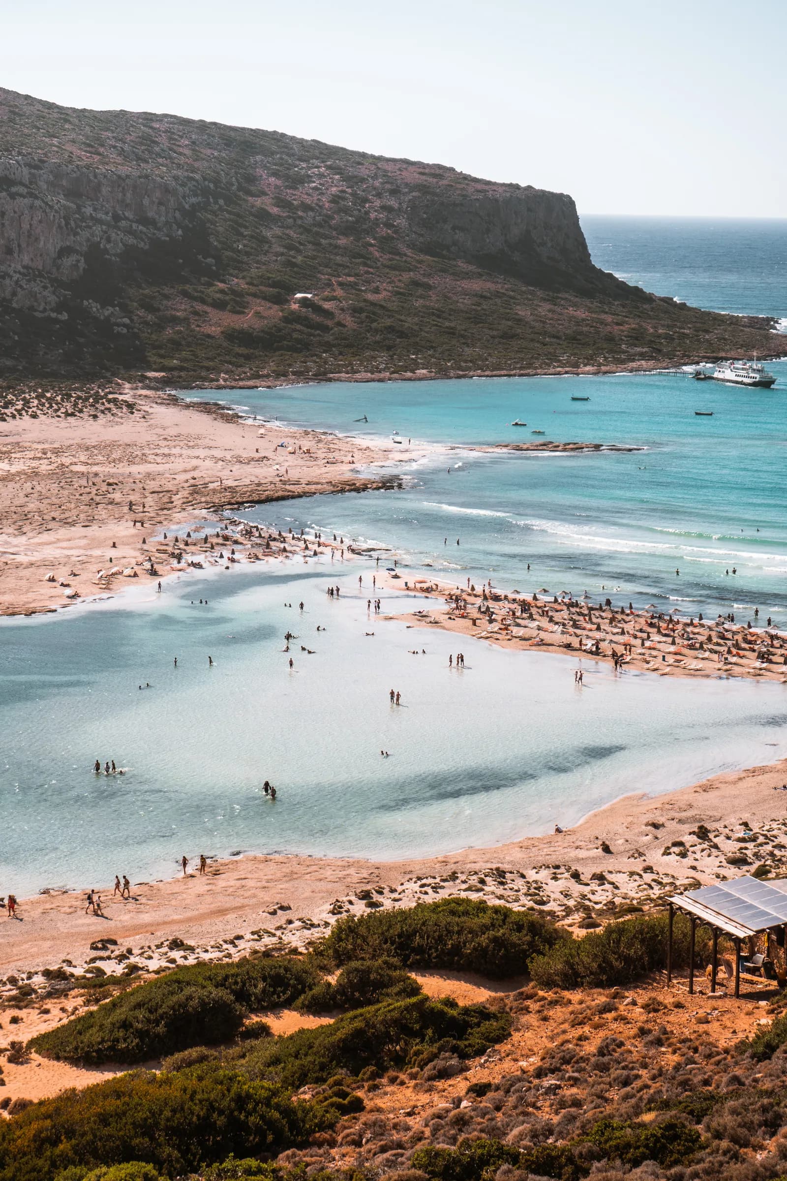 Le lagon de Balos vu d'en haut, ses bancs de sable blanc et ses eaux peu profondes face au cap Tigani