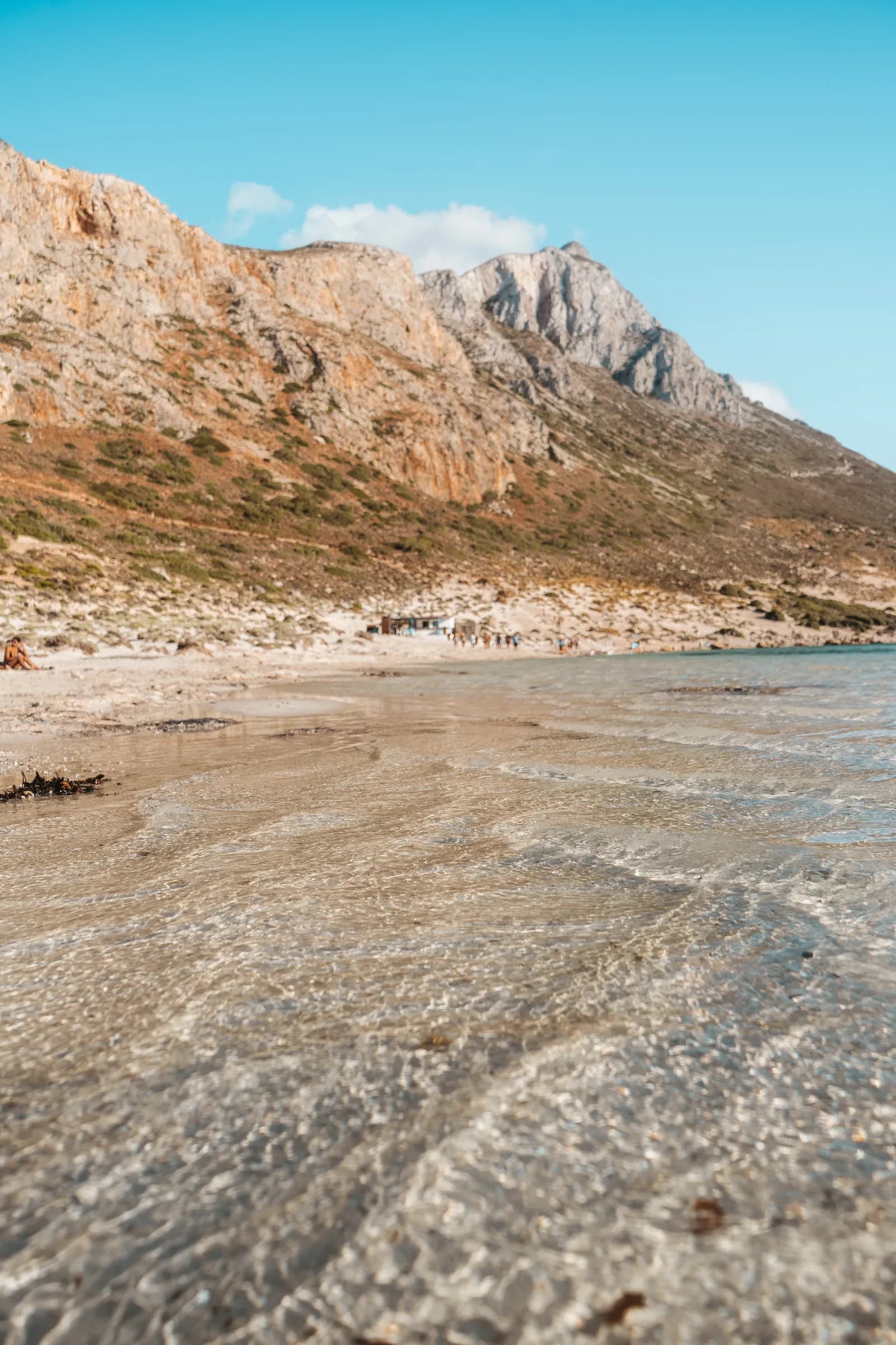 Eau cristalline sur le sable rosé de Balos, au pied des falaises de la péninsule de Gramvousa