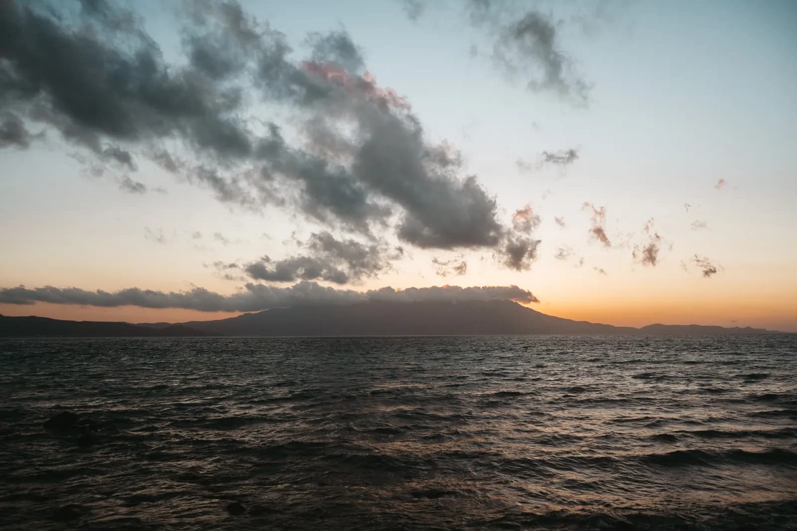 Coucher de soleil sur la mer et les montagnes de l'ouest de la Crète, au retour d'une journée vers Balos
