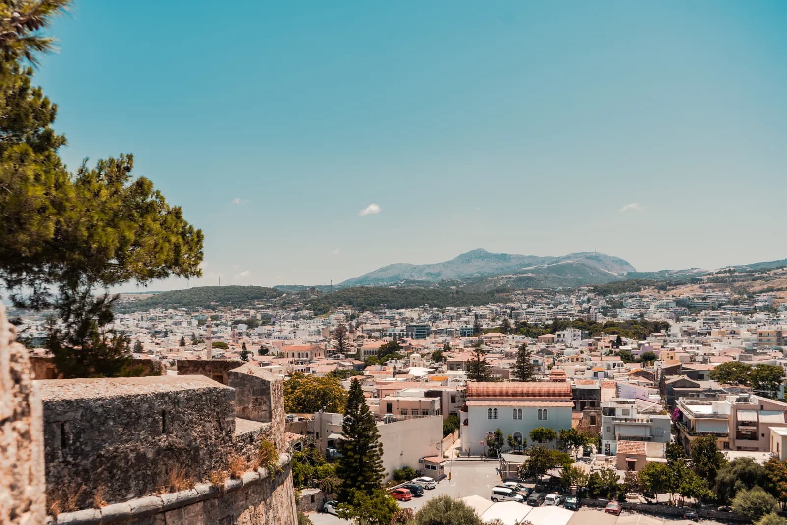 Rethymnon vue depuis les remparts de la Fortezza, avec les montagnes de l'arrière-pays à l'horizon