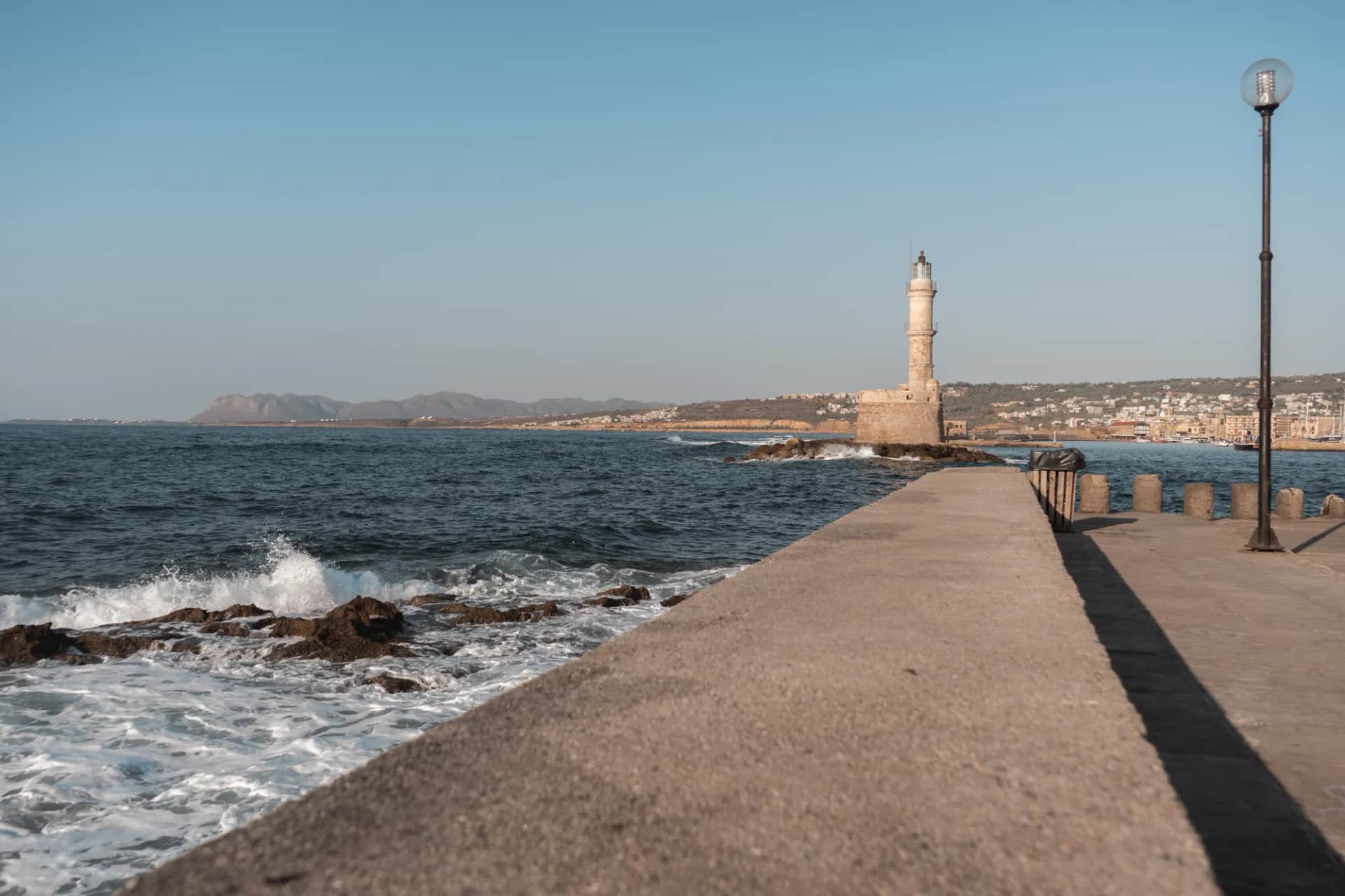 La jetée du vieux port vénitien de La Canée menant au phare, battue par les vagues en fin de journée