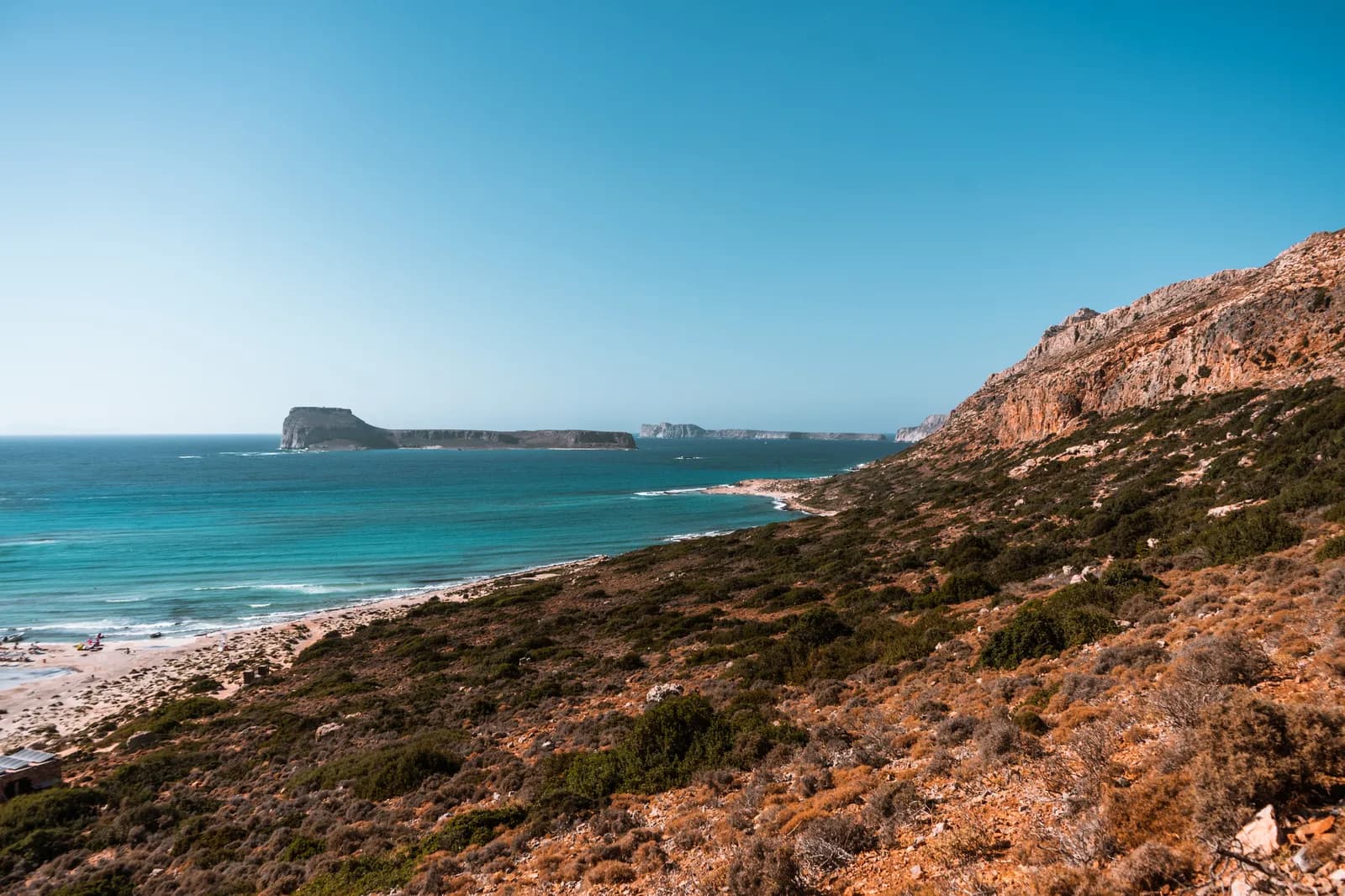 Les eaux turquoises et l'îlot de Gramvoussa vus depuis le sentier de la lagune de Balos, au nord de Kissamos