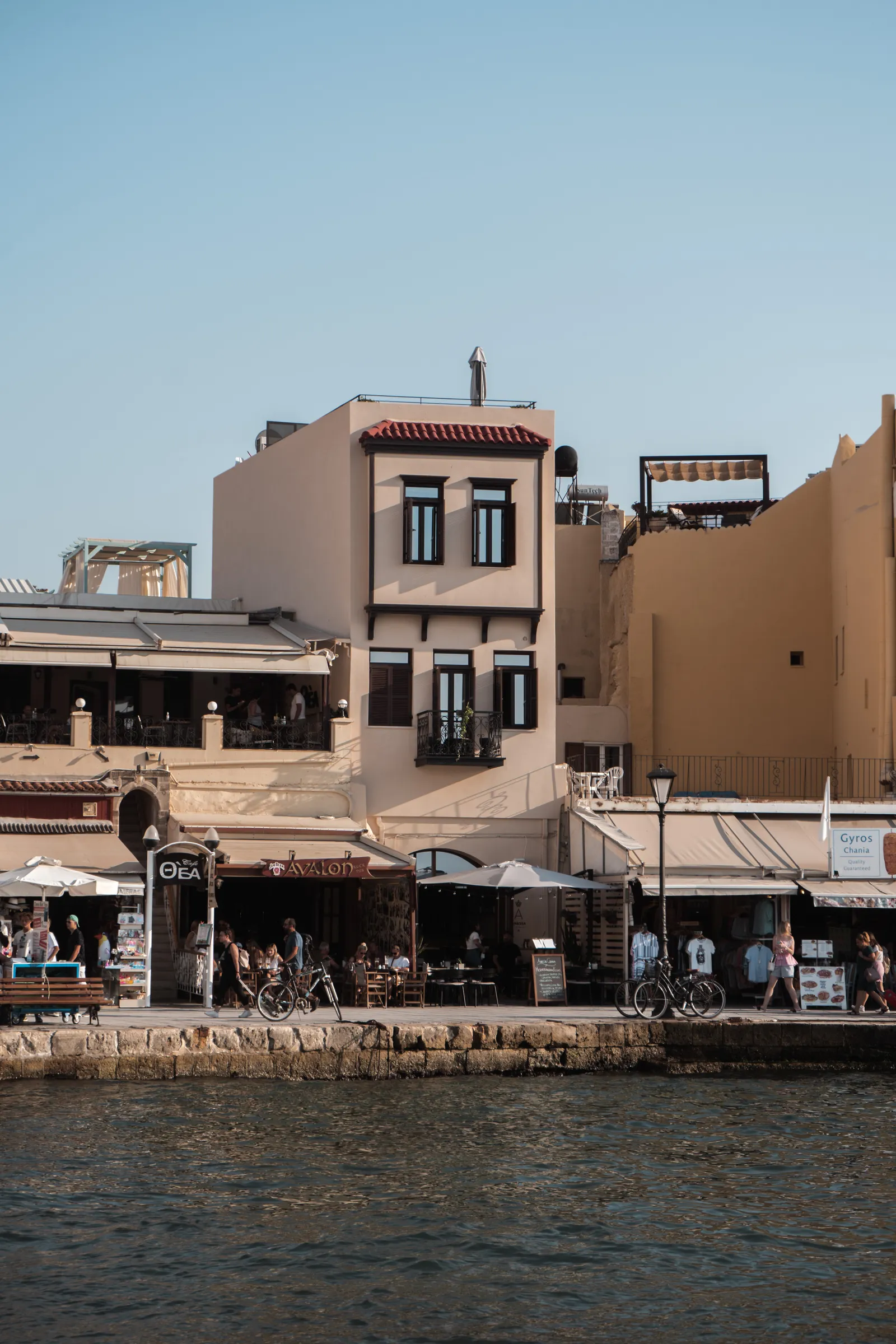 Maisons vénitiennes et terrasses de cafés sur le quai du vieux port de La Canée