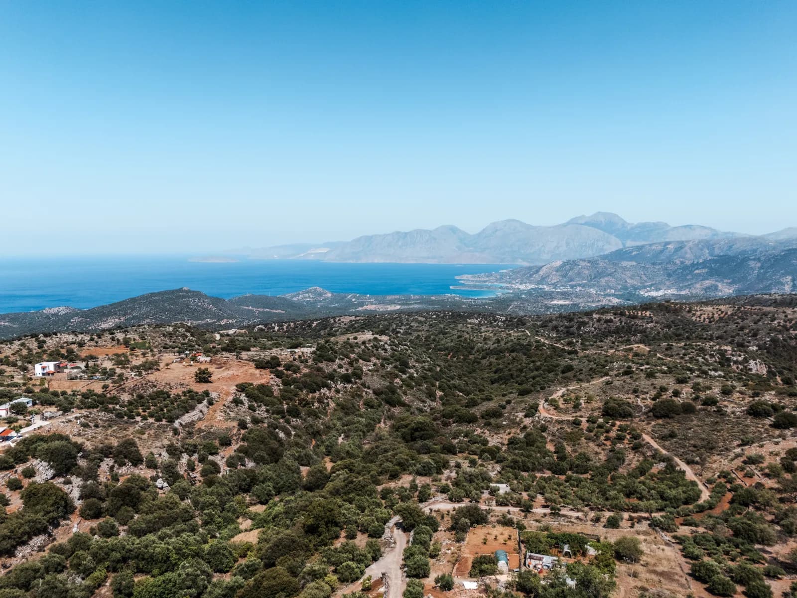 Le golfe de Mirabello vu du ciel depuis les collines d'oliviers de l'arrière-pays, montagnes au fond