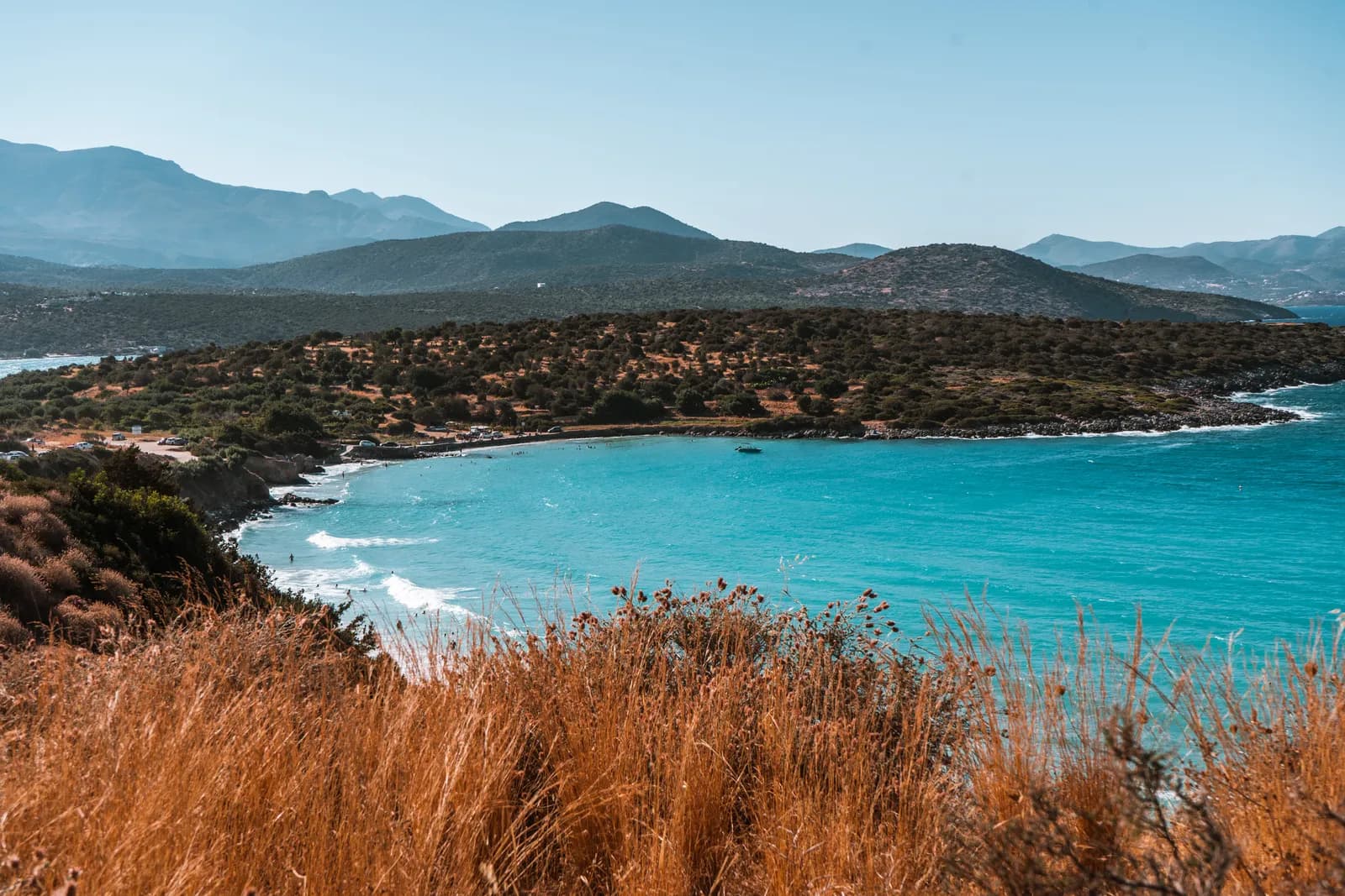 Une baie turquoise de la rive ouest du golfe de Mirabello, vue des hauteurs au-dessus des herbes sèches