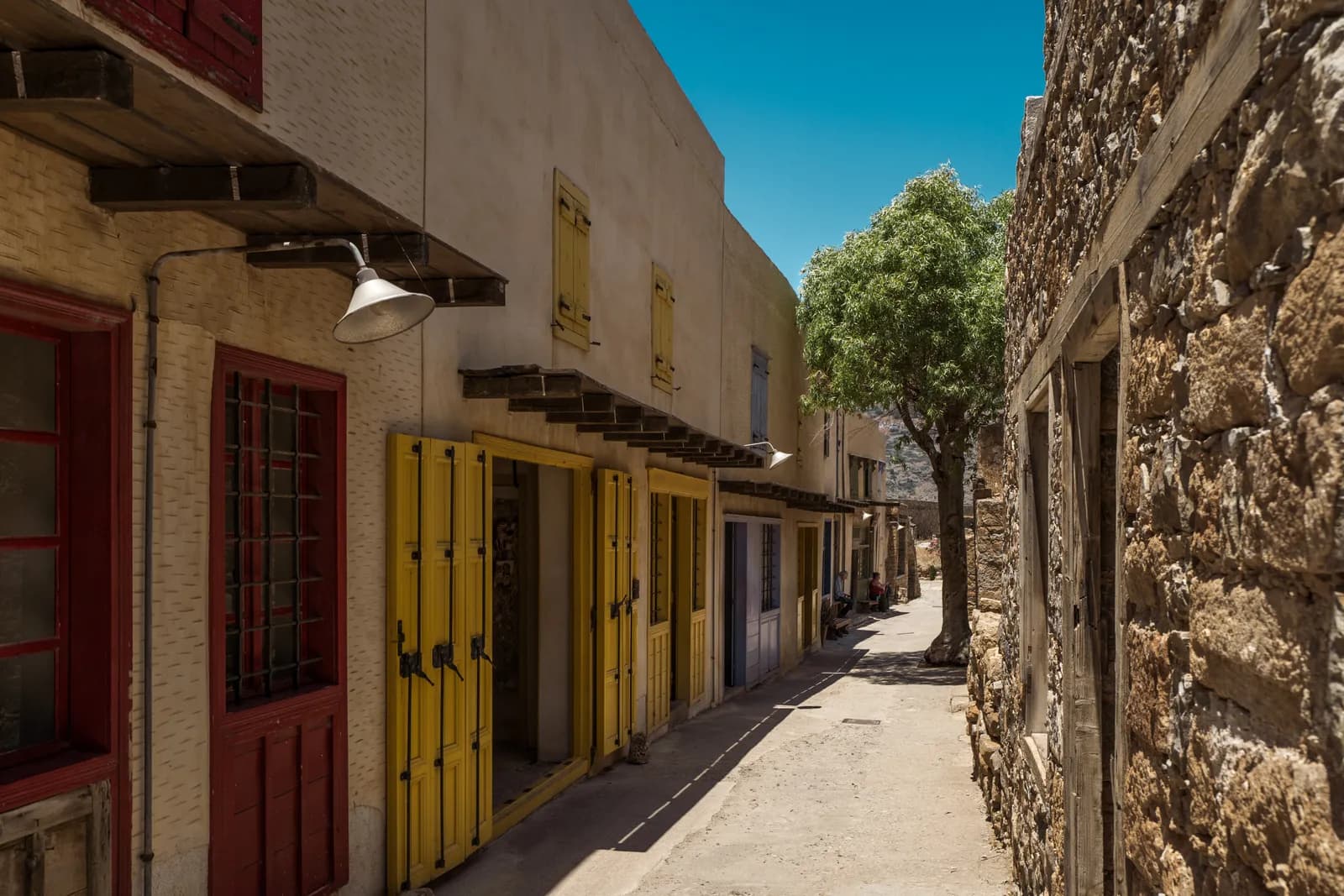 La rue principale du village de la léproserie de Spinalonga, ses volets jaunes et ses portes rouges