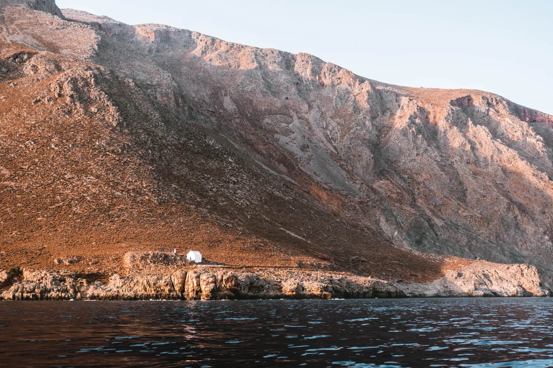 Montagnes de Sfakia dorées par la lumière du soir au-dessus de la mer de Libye, sur la côte sud