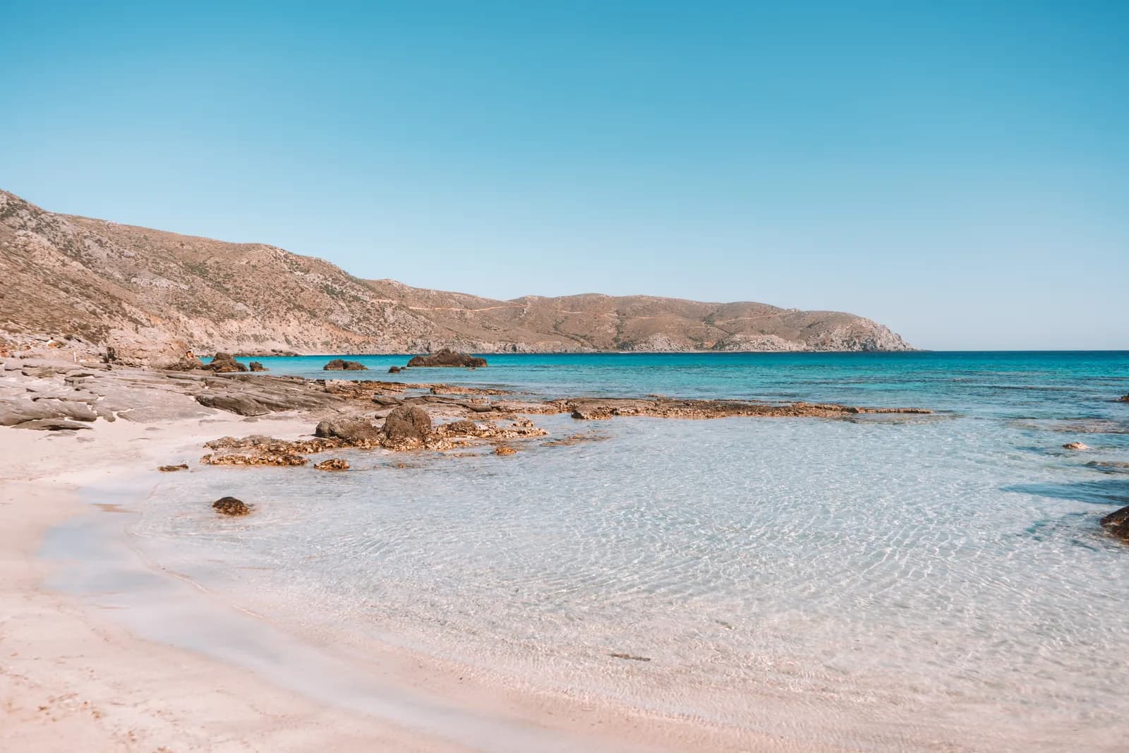 Sable rose et eau cristalline sur une plage près d'Elafonisi, dans le sud-ouest de la Crète