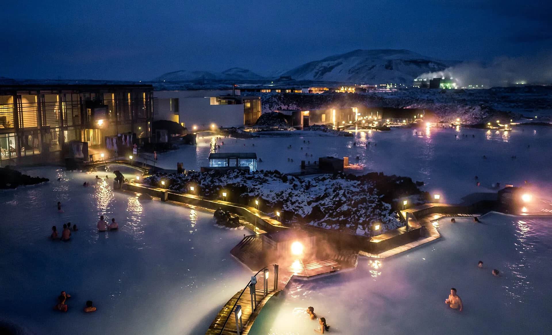 le Blue Lagoon de nuit en janvier, entre la lave enneigée et les bâtiments éclairés